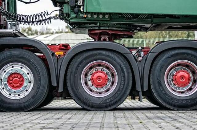 Prie magistralės - partrenkto žmogaus kūnas