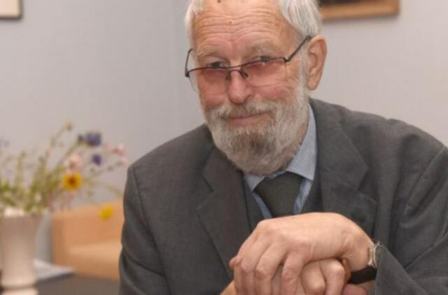 Regimantas Adomaitis: "Akis bado žemo lygio kūriniai"