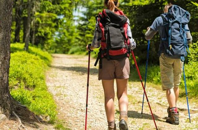 Žygiuojame pėsčiomis: aplink Lietuvą keliaujantis Šarūnas Dignaitis ir maisto ekspertė atskleidė, kaip maitintis tokių iššūkiu metu