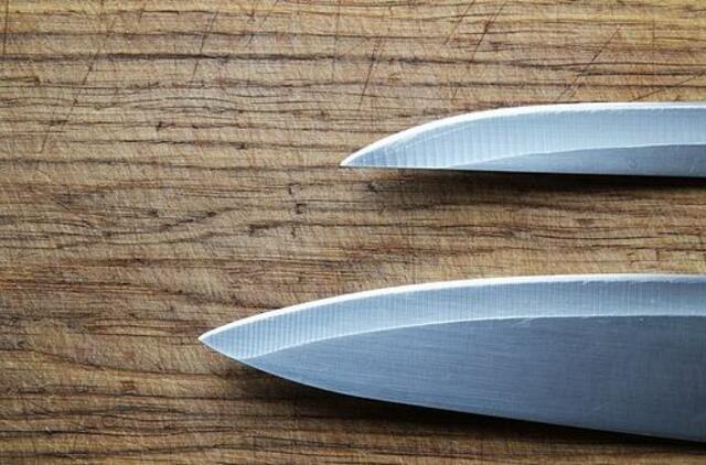 Peiliais ginkluoti plėšikai atėmė rankinę