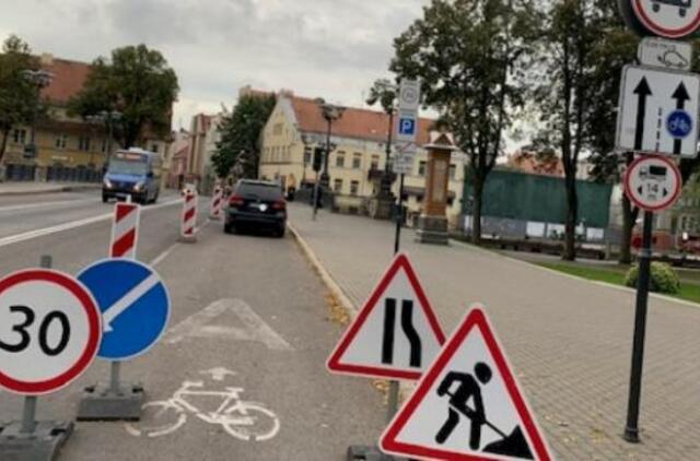 Pritrūko draudžiamų kelio ženklų ir eismo taisyklių punktų