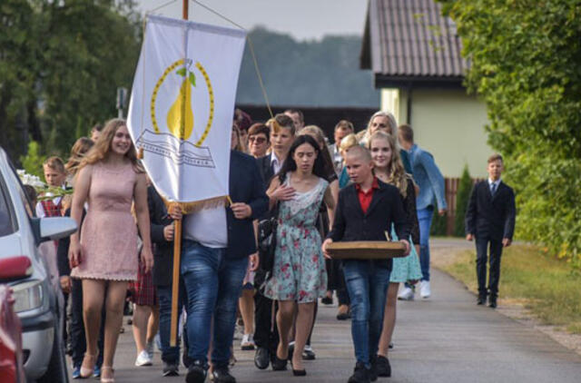 Rajono kaimai savo mokyklas gelbsti ir maldomis