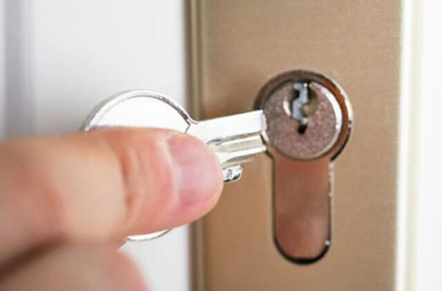 Į spyną prikišo degtukų ir pripylė klijų