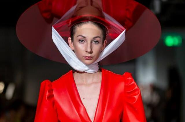 Manekenės žingsniavo didžiuliame ofise