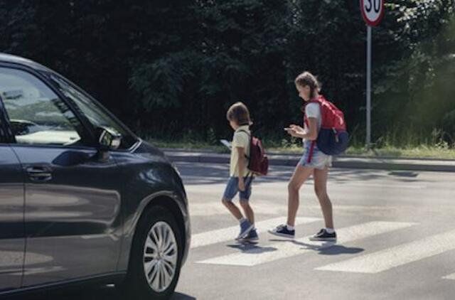 Namų darbai tėvams: kaip saugiai išlaipinti vaikus prie ugdymo įstaigų