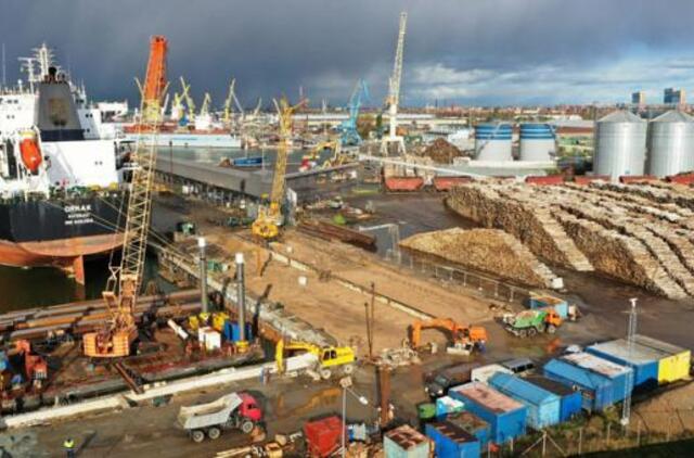 Pačiame uosto pakraštyje karaliauja malkos, grūdai ir vyrai