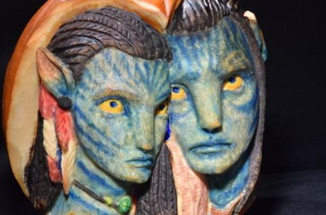 Teatro aikštėje dėmesį traukė moliūgų žibintai