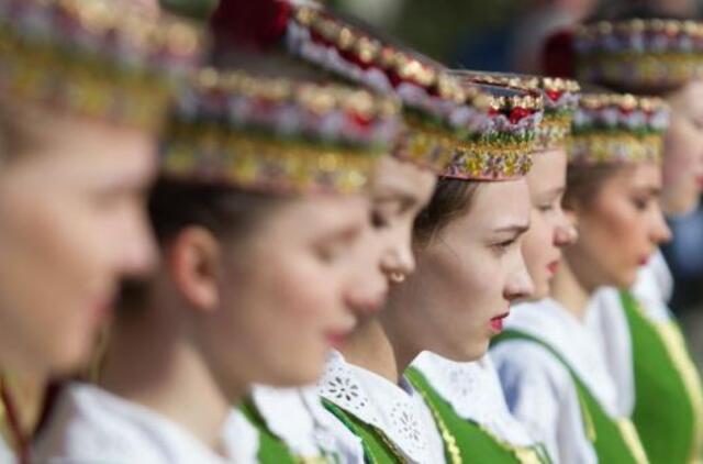 Tėvams siūloma vengti aiškinimų, kaip turi elgtis „tikra“ mergaitė ar „tikras“ berniukas