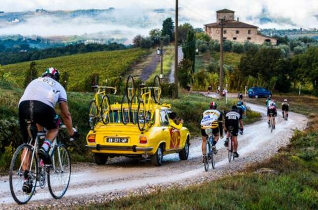 Vintažinių dviračių pedalus mins siekdami palengvinti sergančių mažųjų palangiškių kasdienybę
