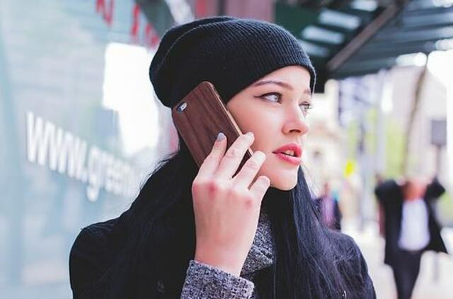 Lietuvos žmonės pėsčiųjų perėjose telefonais nebekalba, estai rizikuoja labiausiai