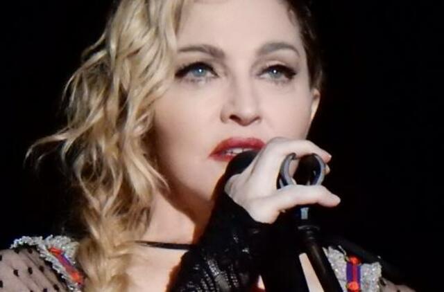 Madonna dėl „didžiulių skausmų“ atšaukia koncertus