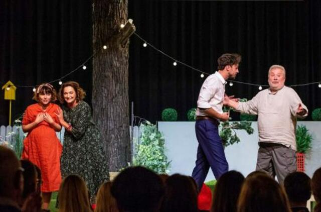 Naujoje komedijoje apie kaimynų santykius susitinka dvi aktorių kartos