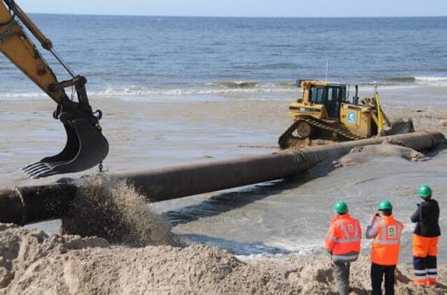 Palanga pildys paplūdimius iš jūros iškastu smėliu