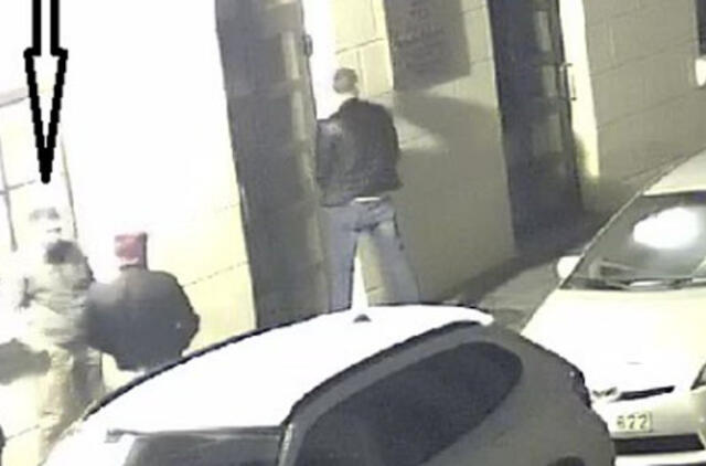 Prašo padėti sučiupti automobilius spardžiusį vyrą