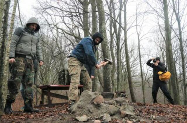 Baltų mylėtojai surėmė ietis dėl netinkamoje vietoje suręsto aukuro