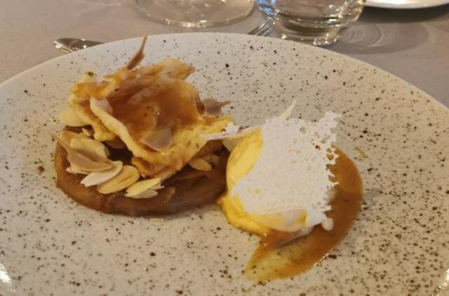 Kalėdų receptas: obuolių saldėsis su karamele, traškiais žagarėliais ir krupniko ledais