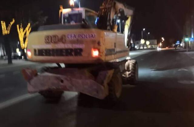 Po Kretingos centrą vinguriavo girtas ekskavatorininkas