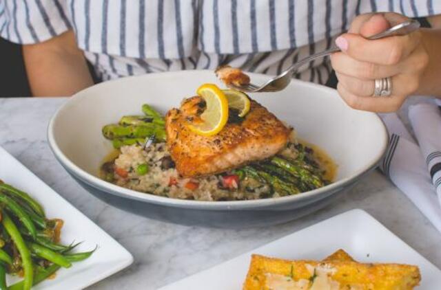 Renkamės žuvį šventiniam stalui: receptai, įveikiami ne tik kulinarams