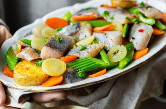 Šventėms besiruošiantys lietuviai nuo lentynų šluoja silkes: kaip jas įdomiai pateikti?