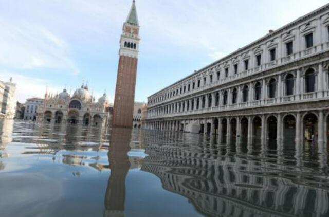 Vandens lygis potvynio užlietoje Venecijoje išlieka aukštas