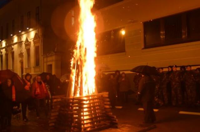 Atminimo laužų lietus Klaipėdoje neužgesino