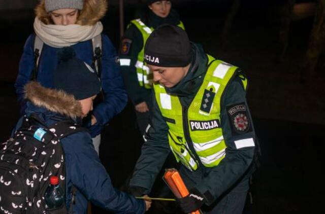 Klaipėdos pareigūnai moksleiviams dalijo atšvaitus