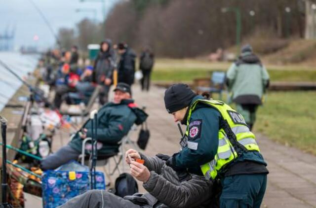 Klaipėdos policijos pareigūnai kartu su gamtos apsaugos inspektoriais tikrino žvejus Smiltynėje