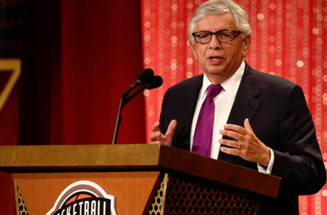 Mirė ilgametis NBA komisaras Davidas Sternas