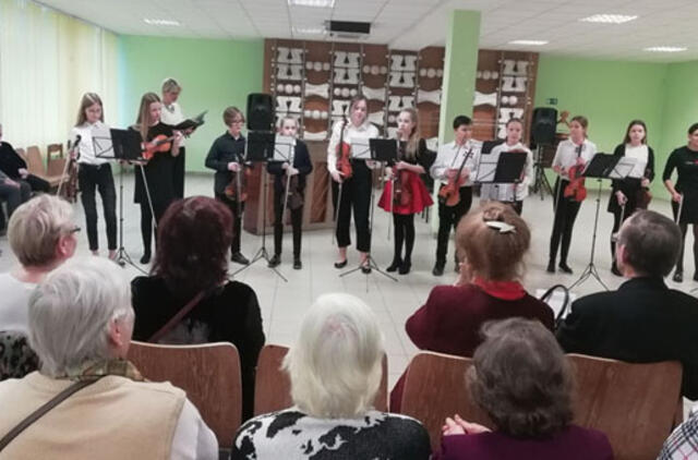 Padedama senjorams pasijusti oriai