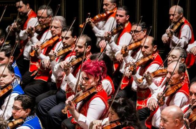 Atvyksta garsusis „Budapest Gypsy Symphony Orchestra“, žinomas kaip „100 čigonų smuikų“!