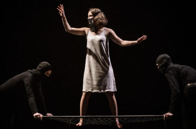 Keistuolių teatras su kriminaline istorija „Pagalvinis“ atvyksta į Klaipėdos dramos teatrą