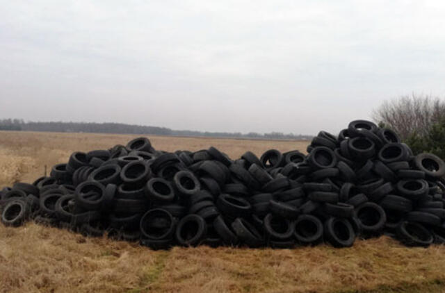 Klaipėdos rajone suversta senų padangų krūva