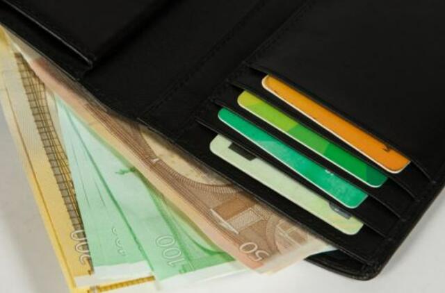 Nėra įrodymų, kad koronavirusas plistų per eurų banknotus