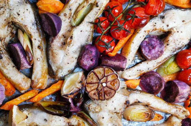 Orkaitėje keptas karpis su daržovėmis