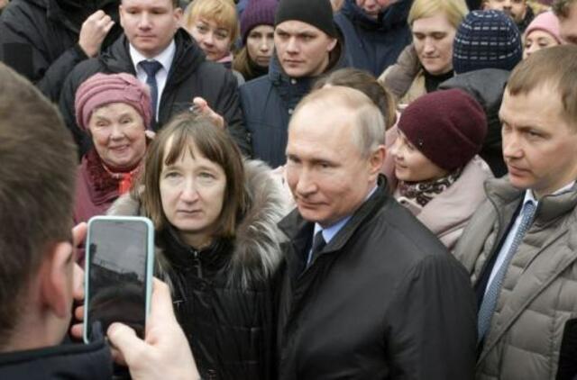 Per vizitą Sankt Peterburge V. Putinas sulaukė nepatogių klausimų