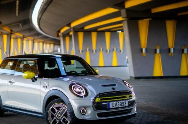 Pirmasis elektrinis „MINI Cooper SE“ jau atkeliavo į Lietuvą