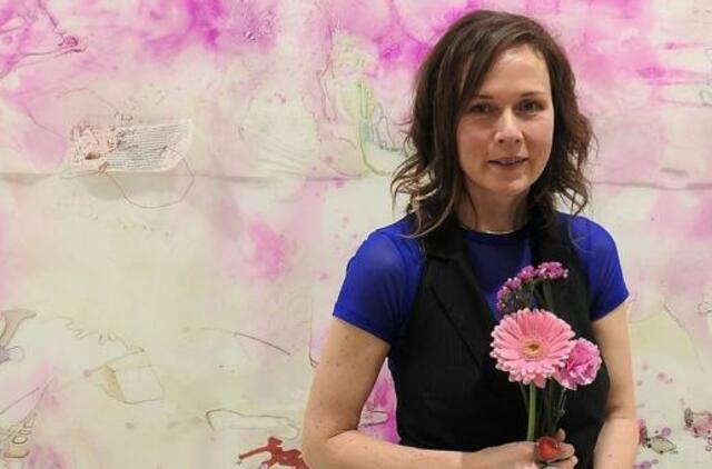 Tapytojos Ievos Martinaitytės parodoje - svaigūs galaktikų blyksniai ir nekaltų žvėrelių iškamšos