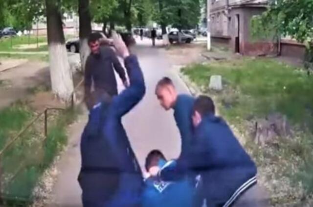 Vilniuje – kruvina užkietėjusių nusikaltėlių dvikova dėl moters, pasibaigusi sunkiais sužalojimais