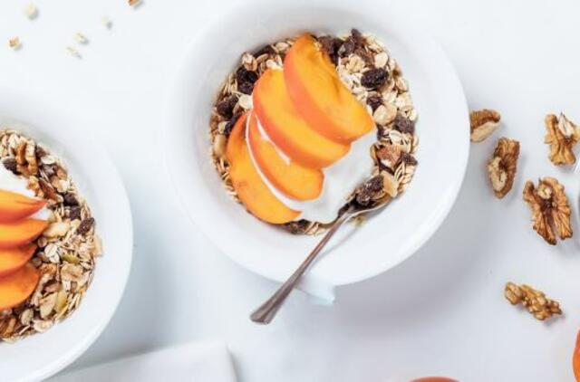 Ekspertė pataria: dirbant iš namų tinkami užkandžiai padeda išlikti žvaliems