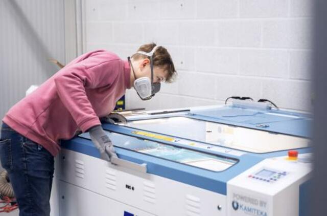 Prieš koronavirusą vienijasi Lietuvos meikeriai: apsauginių skydelių medikams gamybai ieško papildomų žaliavų