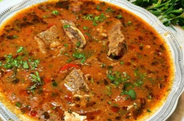 Šio patiekalo receptų šimtai, bet kiekvienam gruzinui geriausią charčio ruošė jo mama