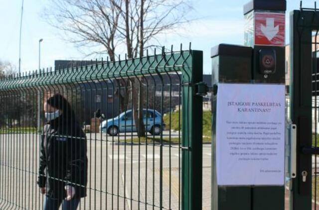 Uždaroje į lagerį panašioje teritorijoje Klaipėdoje laikomi benamiai