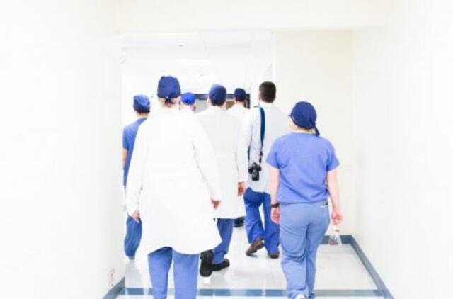 Karščiavimo klinikoms ir mobiliems punktams pristatyta apsauginių akinių ir kombinezonų