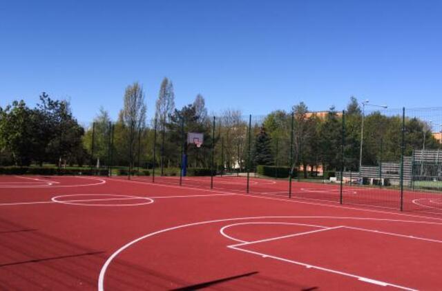 Atnaujintas Jurgio Pabrėžos universitetinės gimnazijos sporto aikštynas