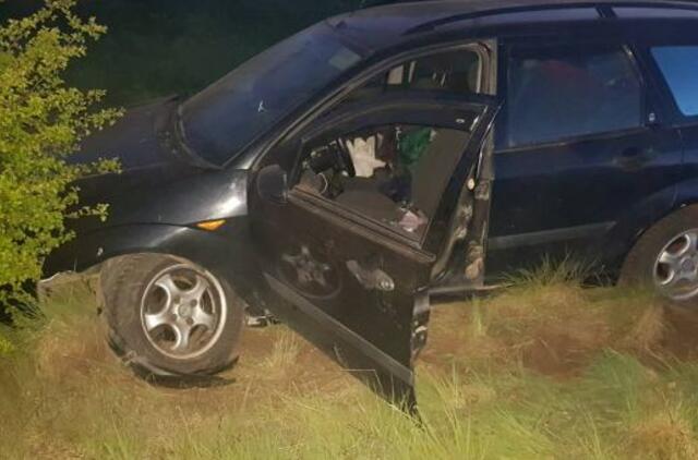 Nuo pareigūnų sprukęs neblaivus vairuotojas kelionę baigė laukuose