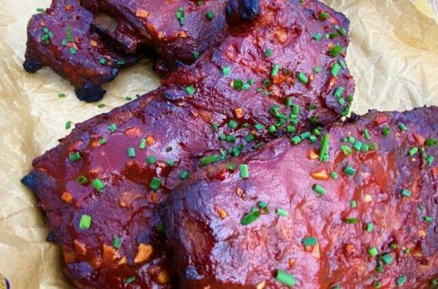 Savaitgalio pasilepinimui – užkantis su namine „ricotta“ ir grilinti šonkauliukai