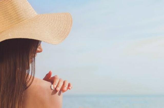 Specialistai sunerimę: net 7 iš 10 moterų netinkamai saugo odą nuo saulės. Kokios laukia pasekmės?