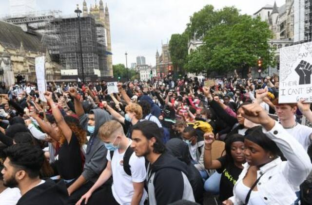 Britų premjeras pasmerkė G. Floydo nužudymą, protestuotojai išėjo į Londono gatves