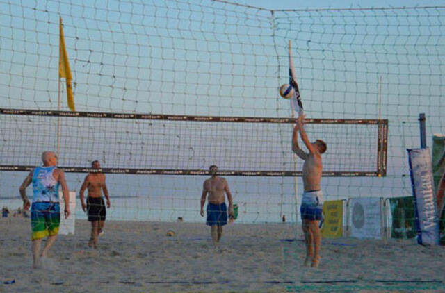 Klaipėdos paplūdimio tinklinio aikštynuose - sportuojančiųjų sujudimas