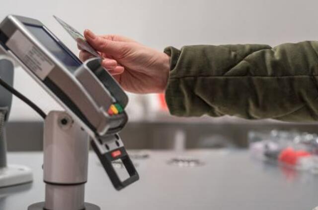 Padidintas bekontakčių atsiskaitymų kortele limitas galioja ir po karantino